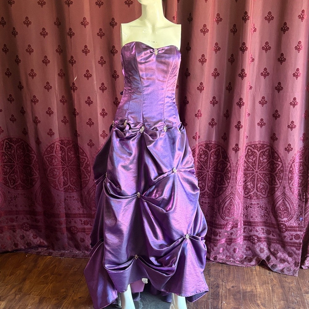 Flirt Maggie Sottero Elegant Purple Iridescent Strapless Tufted Gown Size Four - Picture 3 of 11